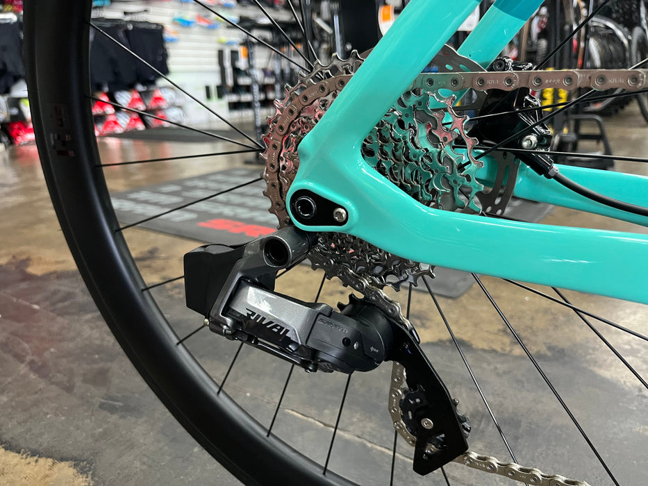Bianchi Oltre XR4 Disc SRAM Rival AXS HollowGram Carbon Wheels - 2025