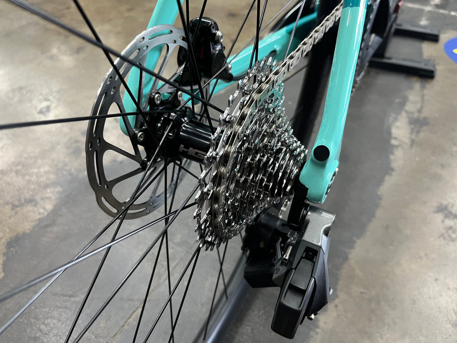 Bianchi Oltre XR4 Disc SRAM Rival AXS HollowGram Carbon Wheels - 2025