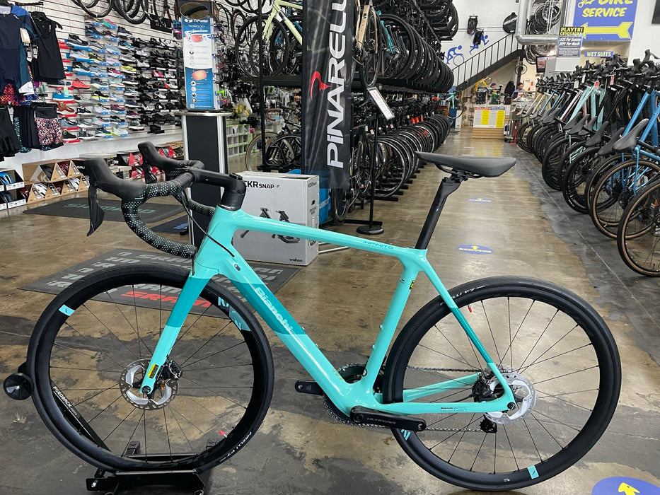 Bianchi Infinito Disc Ultegra Di2 12-Speed - Celeste/Dark Turquoise 2025