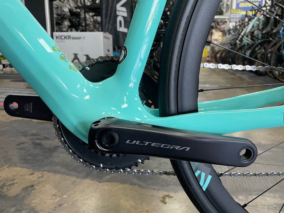 Bianchi Infinito Disc Ultegra Di2 12-Speed - Celeste/Dark Turquoise 2025