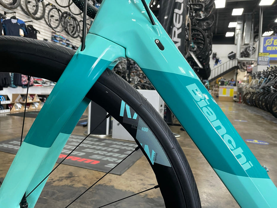 Bianchi Infinito Disc Ultegra Di2 12-Speed - Celeste/Dark Turquoise 2025